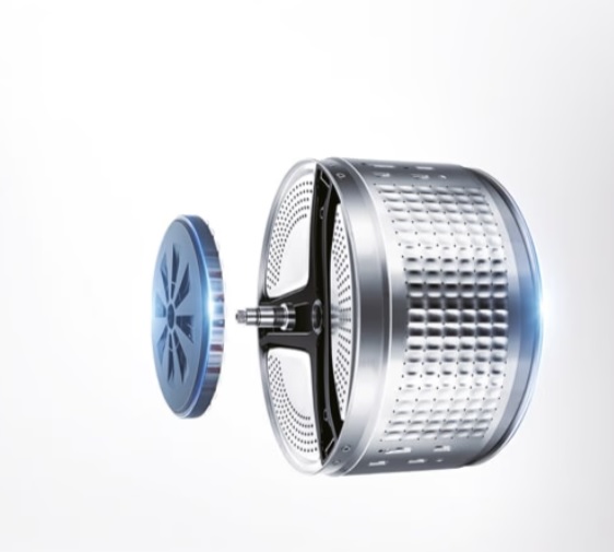 Technik czyści filtr pralki Haier z błędem odpompowania wody podczas naprawy po gwarancji na Bemowie