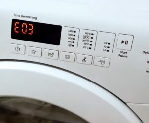 Read more about the article Serwisant Pralek Warszawa – błąd E03 w pralce Candy: objawy, przyczyny i naprawa