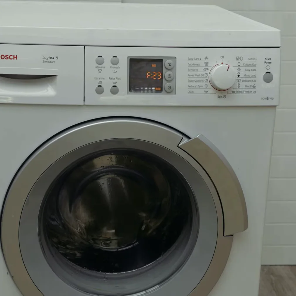 Komunikat F23 lub E23 w pralce Bosch – aktywowany system AquaStop