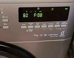Błąd F08 na wyświetlaczu pralki Whirlpool